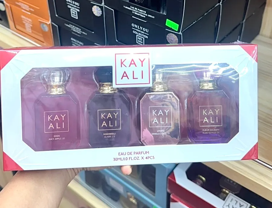 Zestaw 4 perfum Kay Ali w przezroczystych flakonach o pojemności 30 ml każdy