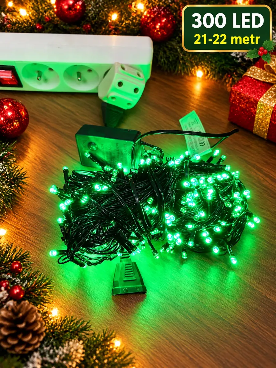 zielone lampki choinkowe LED 300 diod na ciemnozielonym przewodzie, długość 21-22 m, podłączone do listwy zasilającej
