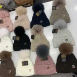 Czapka zimowa z pomponem w prążkowanym wzorze, mix kolorów