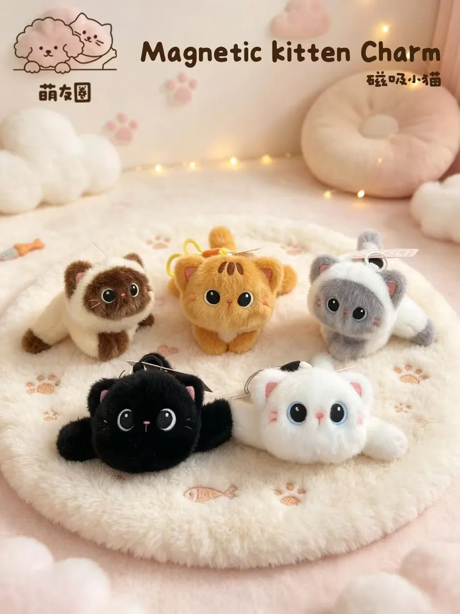 Pięć pluszowych breloków w kształcie kotków w różnych kolorach na jasnym miękkim tle