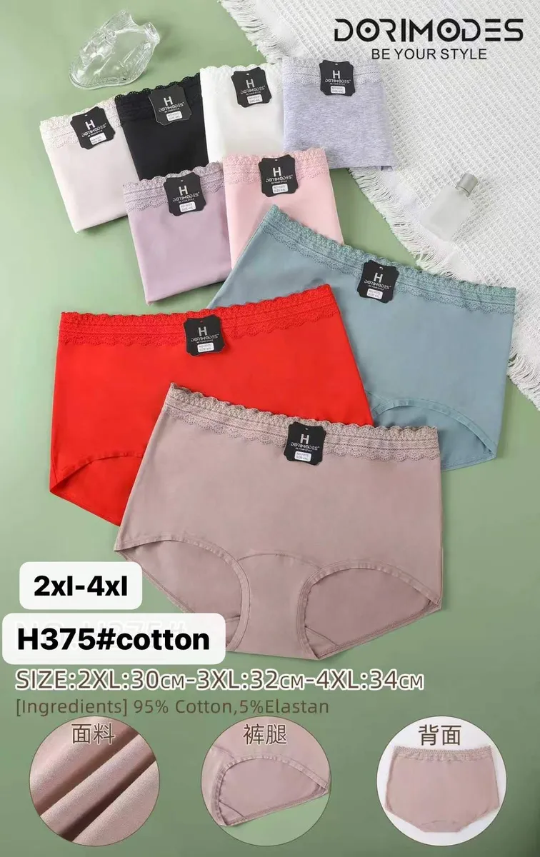 Majtki damskie bawełniane z koronką w różnych kolorach i rozmiarach 2XL-4XL ułożone na zielonym tle