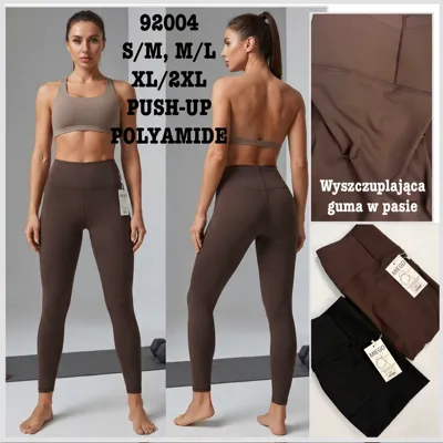 Modelka w brązowych legginsach push-up 92004 z wysokim stanem i gumą w pasie, widok z przodu i tyłu