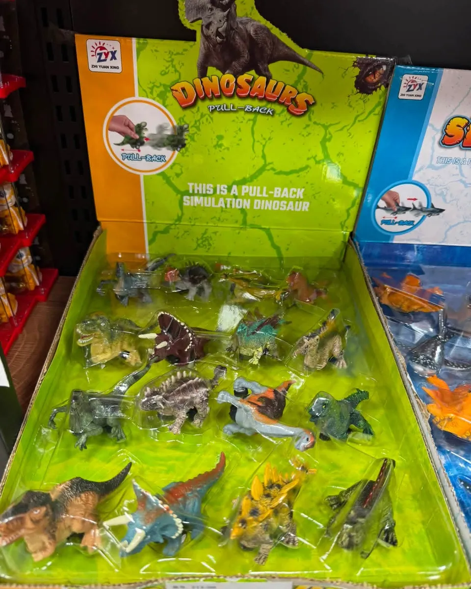 Zestaw kolorowych figurek dinozaurów z mechanizmem pull-back w zielono-pomarańczowym opakowaniu