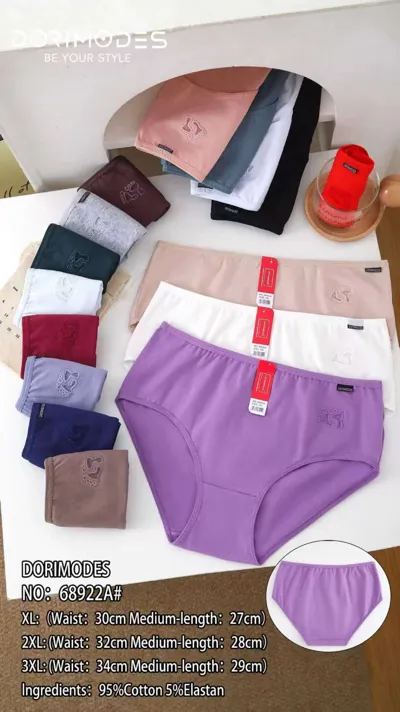Majtki damskie Dorimodes w różnych kolorach ułożone na białym tle, rozmiary XL-3XL