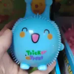 Miękka zabawka antystresowa niebieska z napisem Trick or Treat