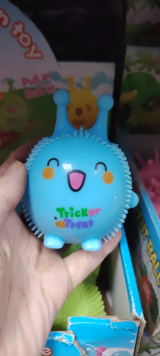 jasnoniebieska miękka zabawka antystresowa z uśmiechniętą buźką i napisem Trick or Treat