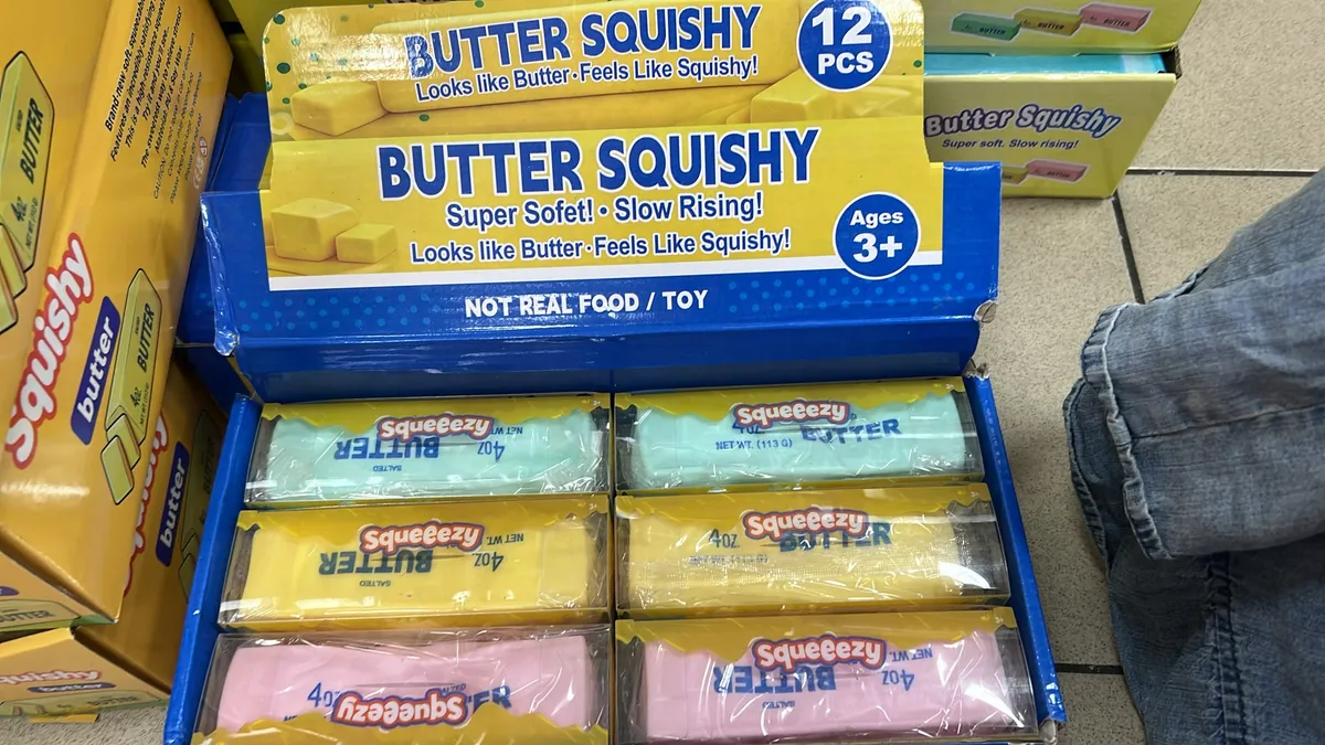Zabawki Butter Squishy imitujące kostkę masła w kolorach żółtym, różowym i niebieskim w opakowaniu zbiorczym