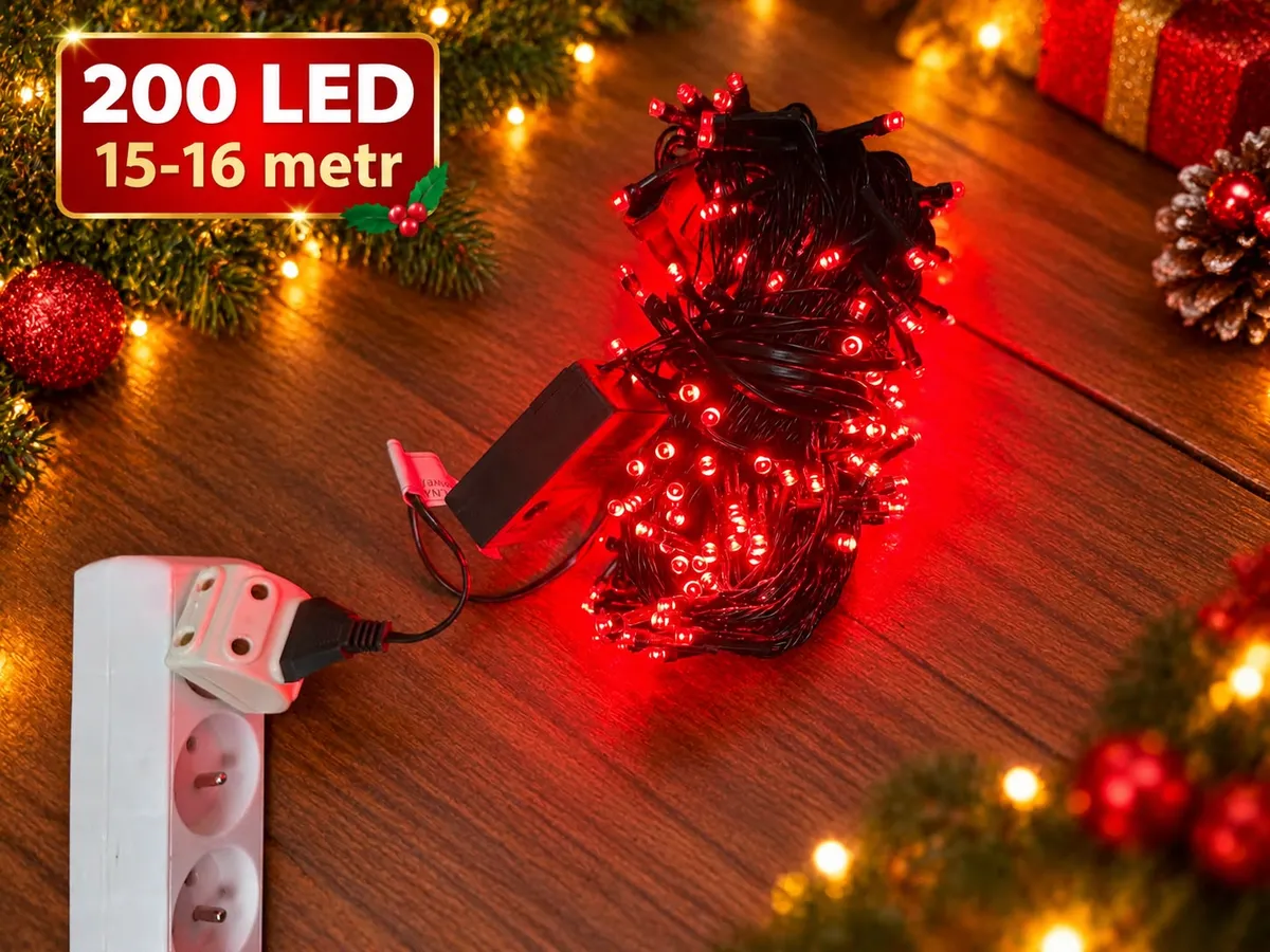 Czerwone lampki choinkowe LED 200 diod na czarnym przewodzie podłączone do gniazdka