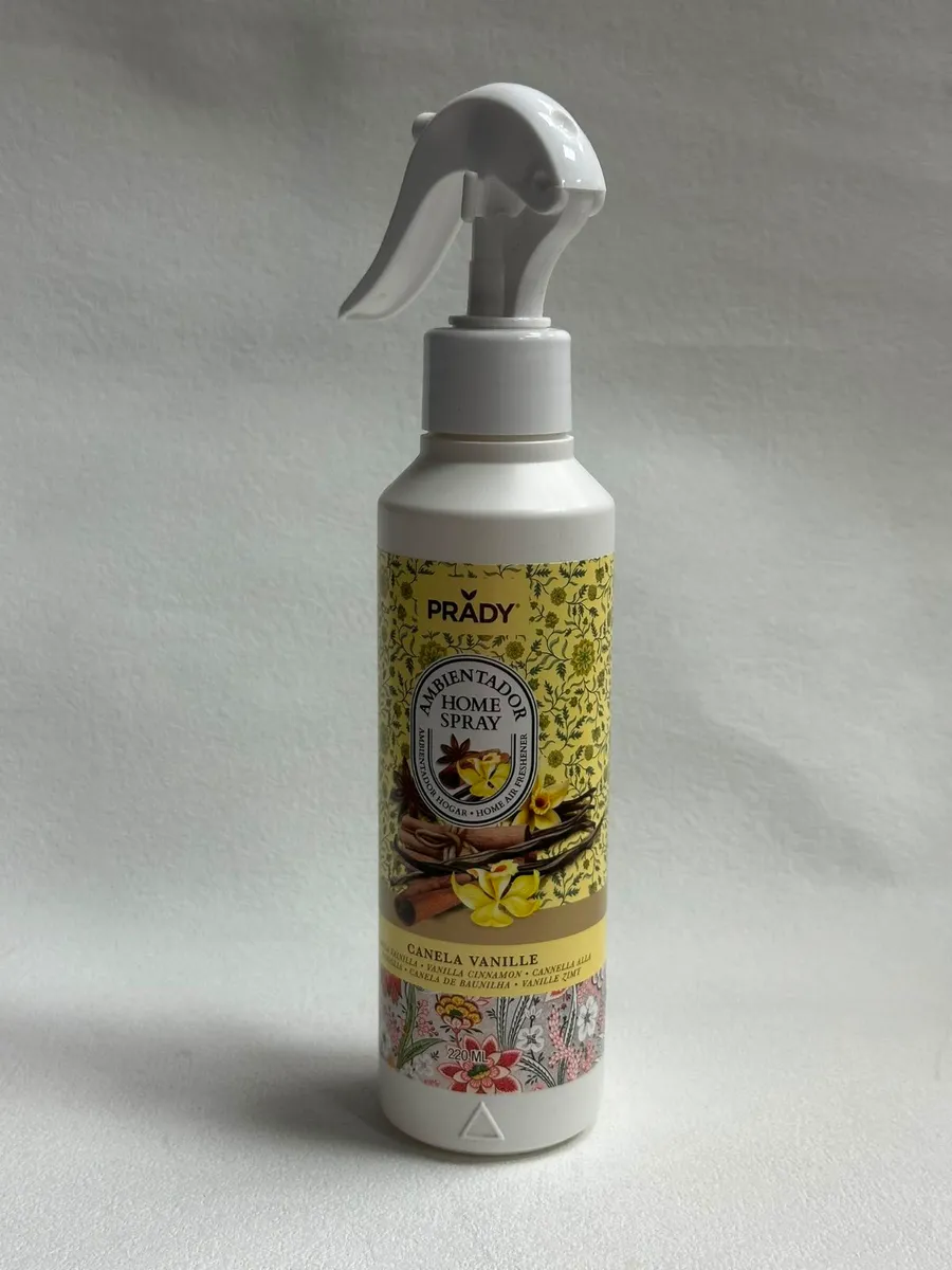 biały spray do auta 100 ml z dozownikiem i żółtą etykietą z motywem wanilii i cynamonu