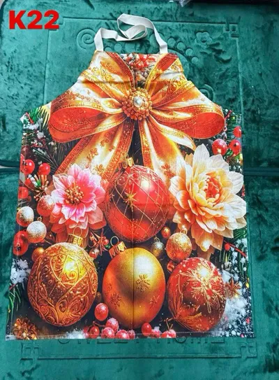 Fartuch kuchenny z motywem świątecznym bombek i złotej kokardy na zielonym tle