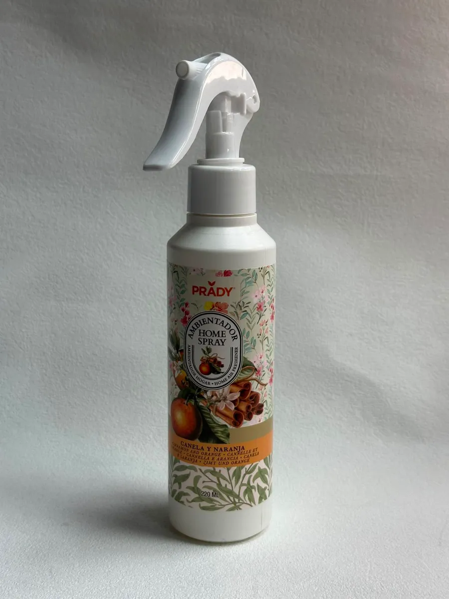 Biały spray do auta Prady z etykietą z motywem cynamonu i pomarańczy, pojemność 220 ml