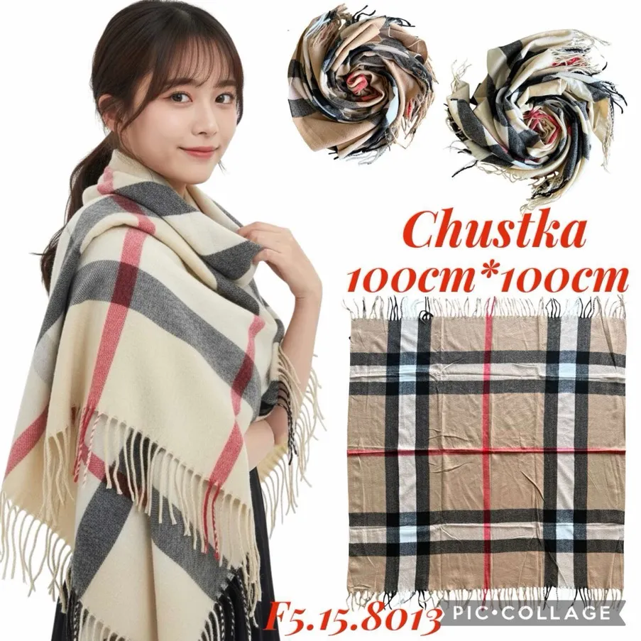 Kobieta w beżowo-czarnej chustce w kratę 100x100 cm z frędzlami, dwa zwinięte egzemplarze i rozłożona chustka