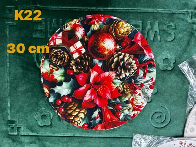 okrągła dekoracja świąteczna 30 cm z czerwonymi poinsecjami, szyszkami i bombkami na zielonym tle