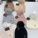 Czapka damska z pomponem w różnych kolorach, wzór ażurowy