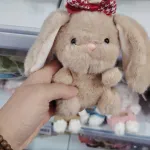 Pluszowy króliczek beżowy z kokardką brelok 12 cm