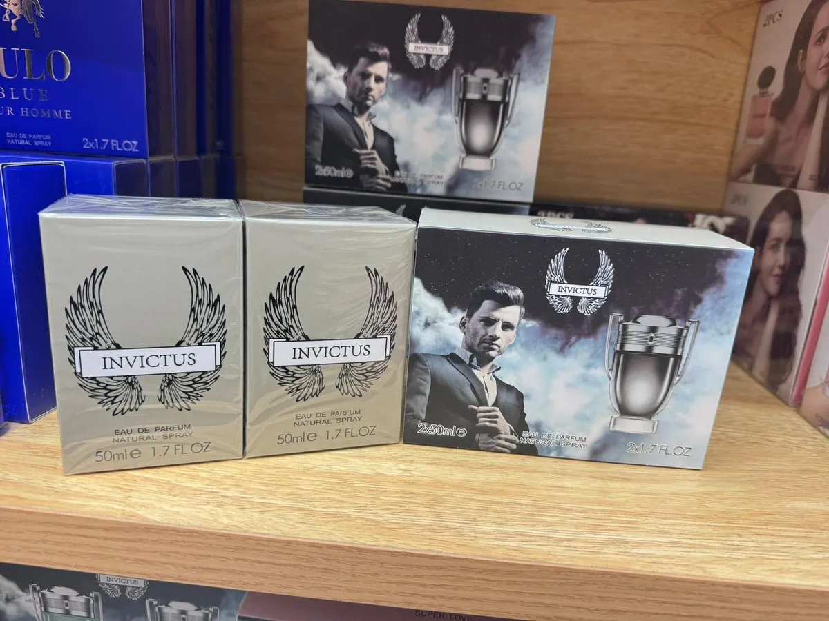 Zestaw dwóch perfum Invictus 2x50ml w srebrnych pudełkach z czarnym nadrukiem skrzydeł i mężczyzną na opakowaniu