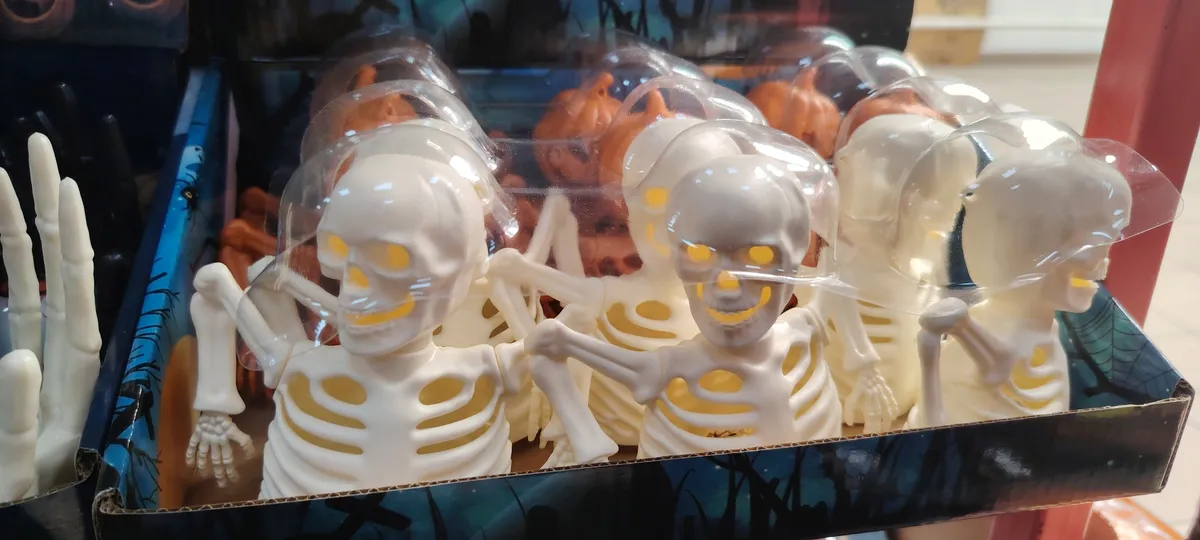 biały plastikowy kościotrup figurka o wysokości około 12 cm w opakowaniu zbiorczym