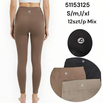Legginsy damskie beżowe i czarne na modelce, tył, logo na pasie, zestaw 12 sztuk mix