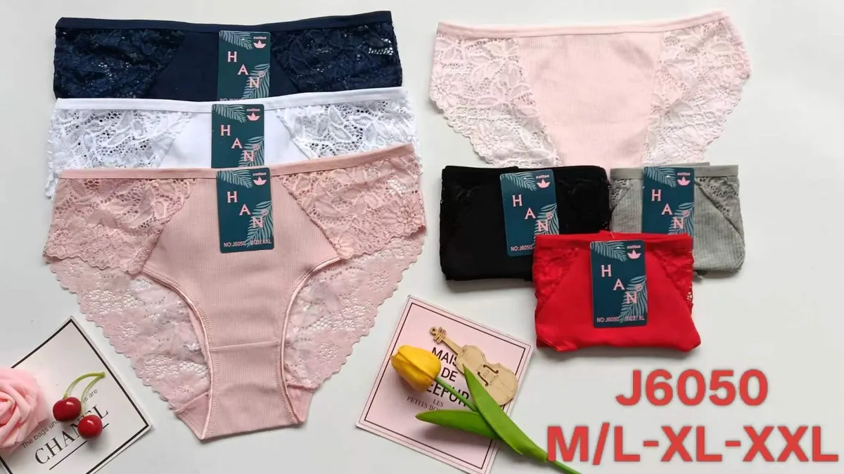 Majtki damskie J6050 w kolorach granatowym, białym, różowym, czarnym, czerwonym i szarym z koronkowymi wstawkami