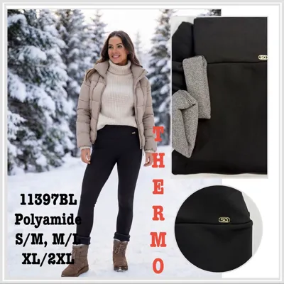 Czarne legginsy damskie termo z poliamidu na modelce, detale materiału i logo