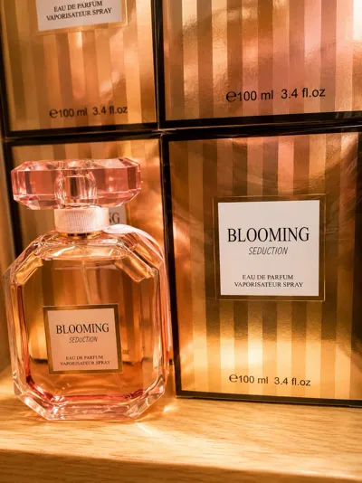 Perfumy Blooming Seduction 100ml w różowym szklanym flakonie i złoto-różowe pudełka