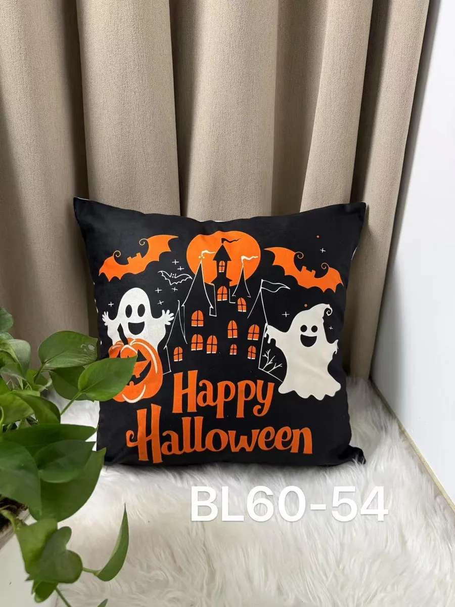 Czarna poszewka 40x40 cm z nadrukiem halloweenowym: duchy, nietoperze, zamek i napis Happy Halloween