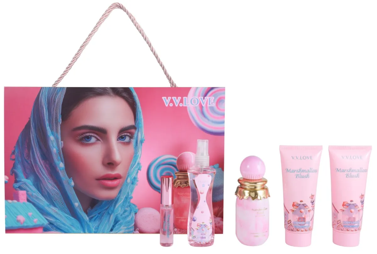 Zestaw kosmetyków V.V.LOVE Marshmallow Blush z perfumami, sprayem i balsamami na różowym tle z wizerunkiem kobiety