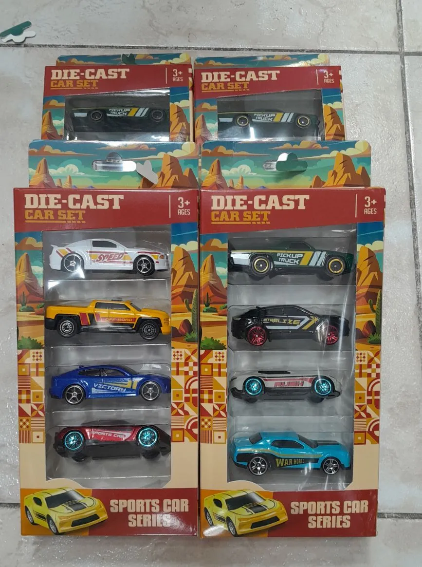 Zestaw metalowych samochodzików die-cast w opakowaniach kartonowych z okienkiem, różne kolory i wzory