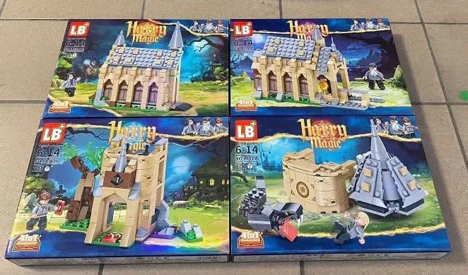 Zestaw czterech opakowań klocków konstrukcyjnych Harry Magic z motywem zamków i postaci