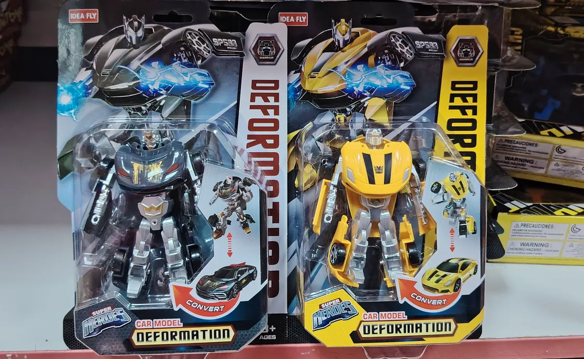 Dwie figurki robotów do transformacji w samochody, czarna i żółta, w oryginalnym opakowaniu