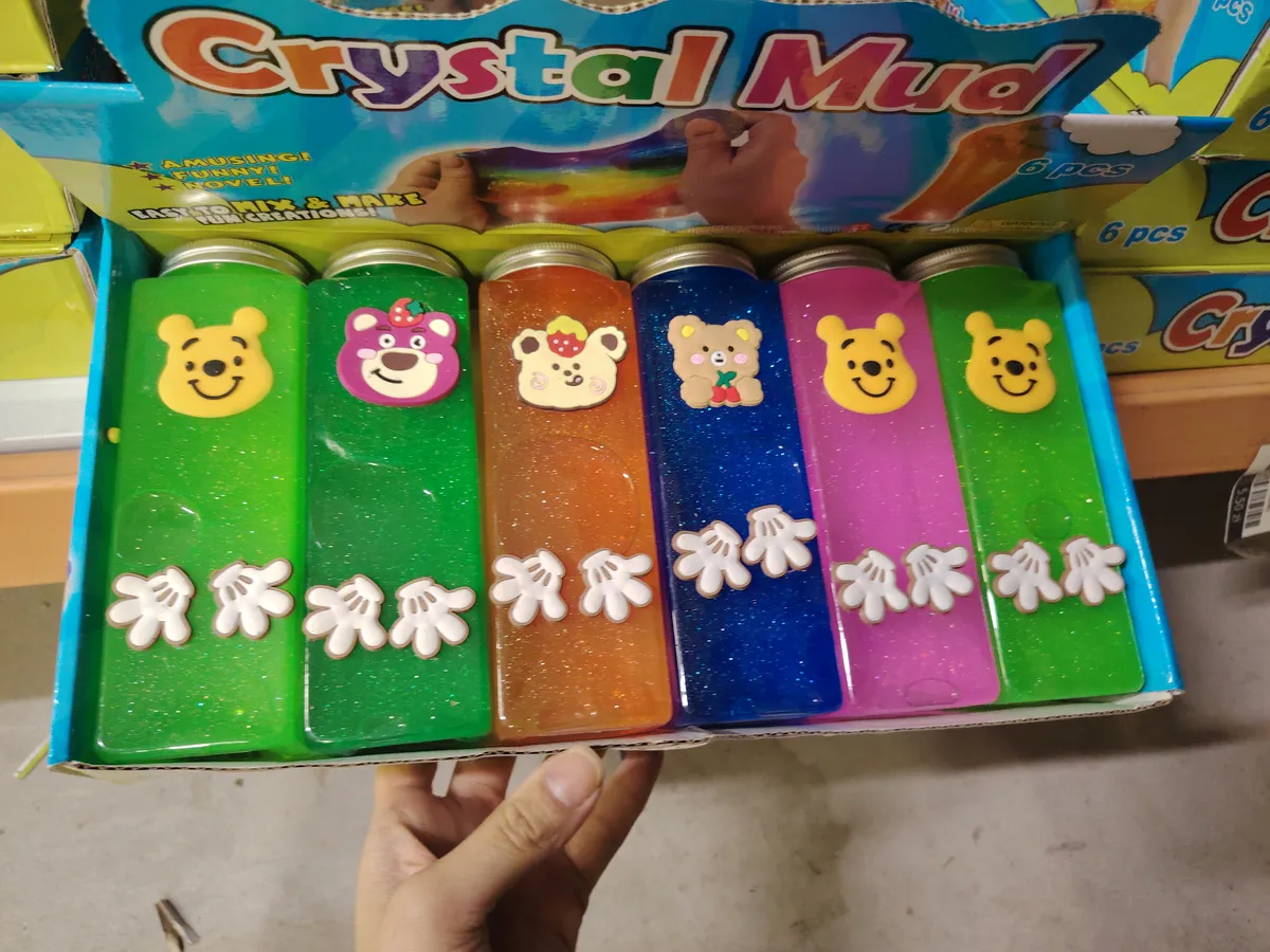 Zestaw sześciu kolorowych slime Crystal Mud z brokatem w plastikowych opakowaniach z naklejkami misiów