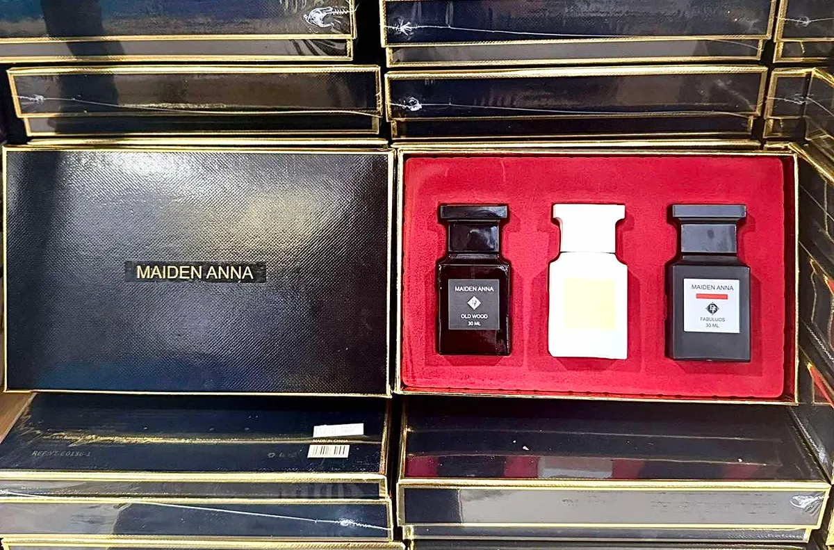 Zestaw trzech perfum męskich Maiden Anna w czarnym pudełku z czerwonym wnętrzem